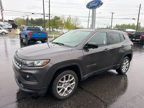 Used 2022 Jeep Compass Latitude w/ Sun and Sound Group AWD/4WD image 4