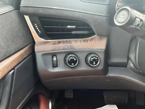 Used 2017 Cadillac Escalade Luxury AWD/4WD image 18