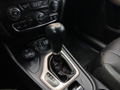 Used 2018 Jeep Cherokee Limited w/ Luxury Group image 20