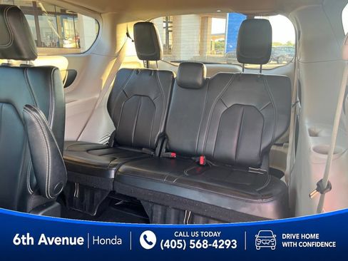Used 2023 Chrysler Pacifica Touring-L FWD image 18