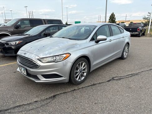 Used 2017 Ford Fusion SE FWD image 2
