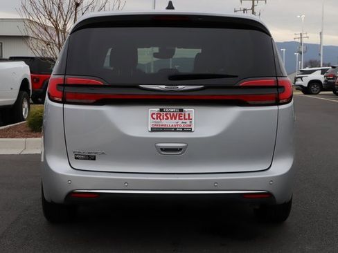 Used 2024 Chrysler Pacifica Touring-L image 5