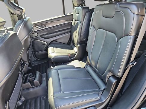 Used 2022 Jeep Grand Cherokee L Overland w/ Luxury Tech Group IV AWD/4WD image 19