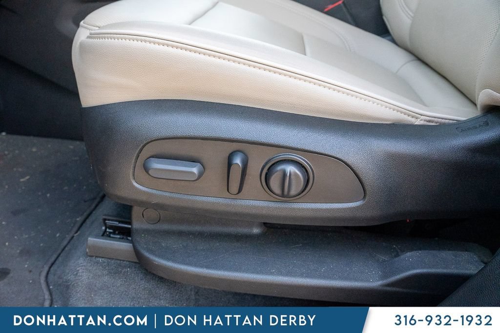 Used 2023 Chevrolet Traverse Premier FWD image 19