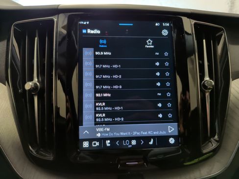 Used 2025 Volvo XC60 B5 Plus image 22