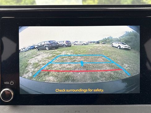 Used 2025 Toyota Prius LE FWD image 3