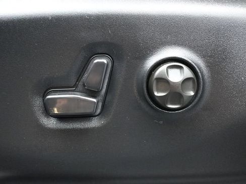 Used 2025 Chrysler Pacifica Select FWD image 10