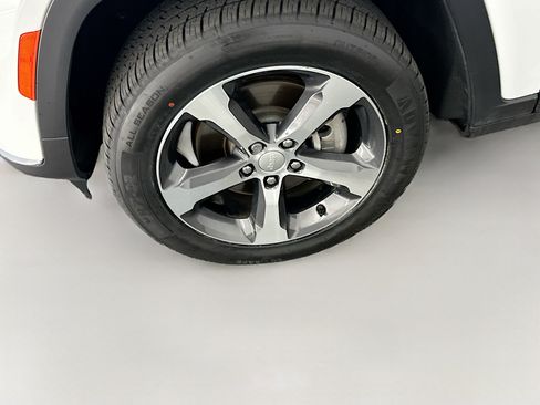 Used 2023 Jeep Grand Cherokee L Limited AWD/4WD image 11