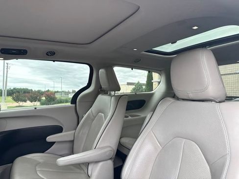 Used 2018 Chrysler Pacifica Limited FWD image 10