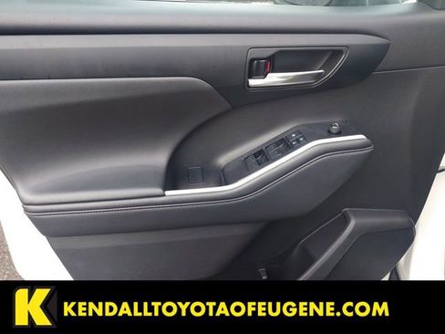 Used 2021 Toyota Highlander XLE image 18