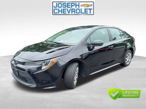 Used 2024 Toyota Corolla LE FWD image 2