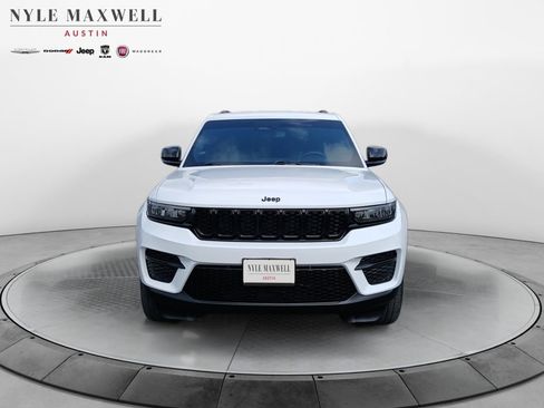 Used 2023 Jeep Grand Cherokee Altitude RWD image 18