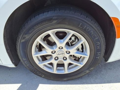 Used 2023 Chrysler Pacifica Touring-L FWD image 7