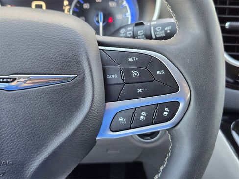 Used 2024 Chrysler Pacifica Touring-L image 21