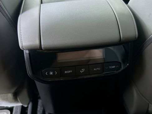 Used 2023 Toyota Highlander XLE image 32