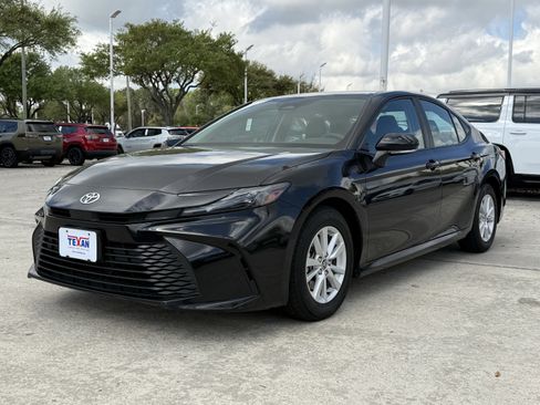 Used 2025 Toyota Camry LE image 10