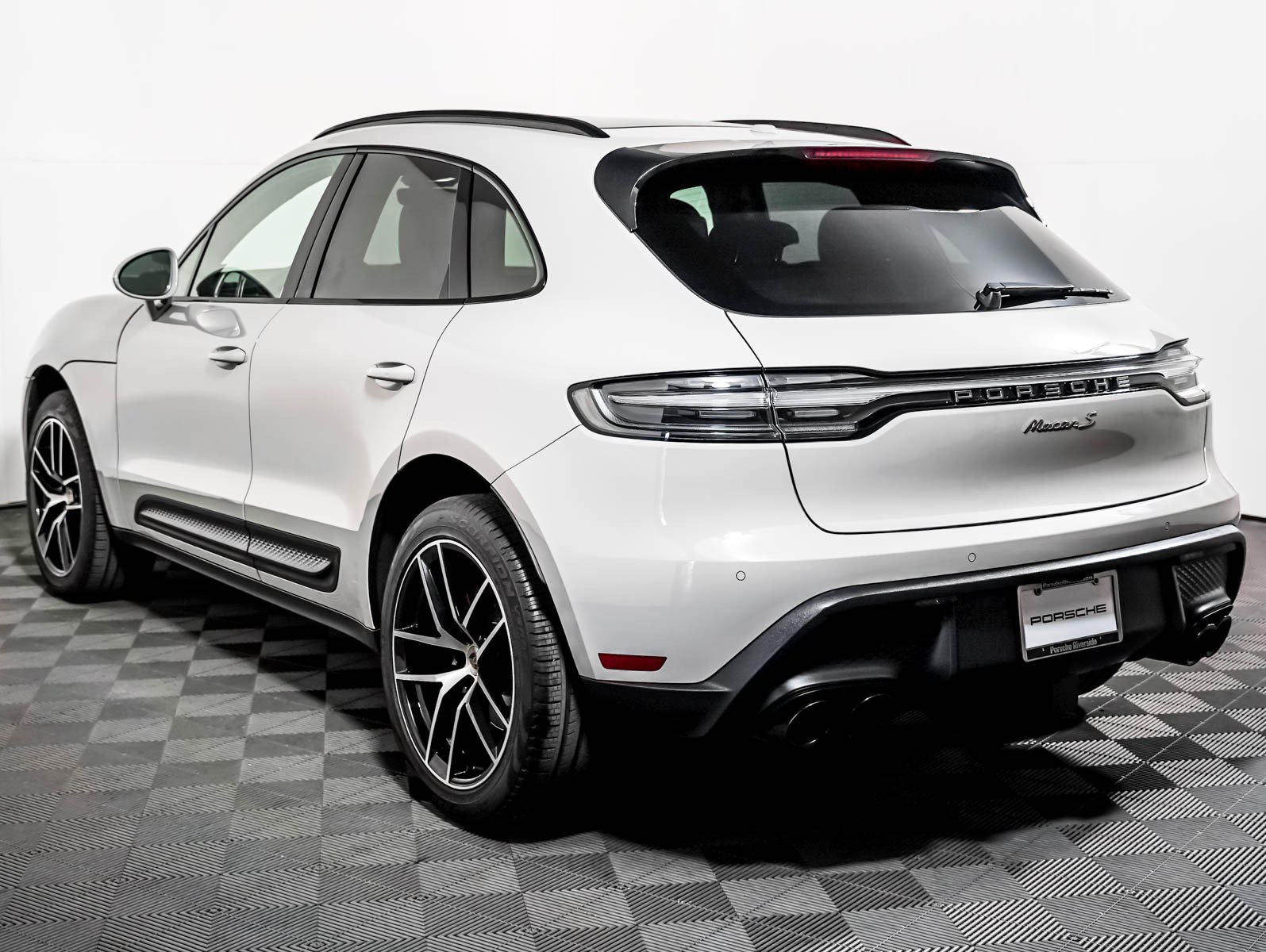 Certified 2023 Porsche Macan S AWD/4WD image 3