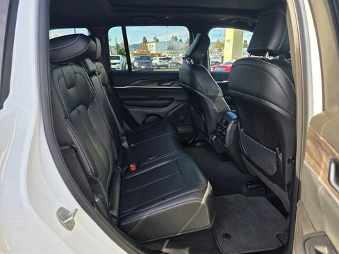 Used 2024 Jeep Grand Cherokee Limited w/ Black Appearance Package image 21