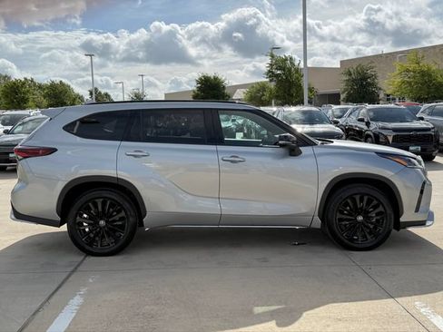 Used 2025 Toyota Highlander XSE AWD/4WD image 4
