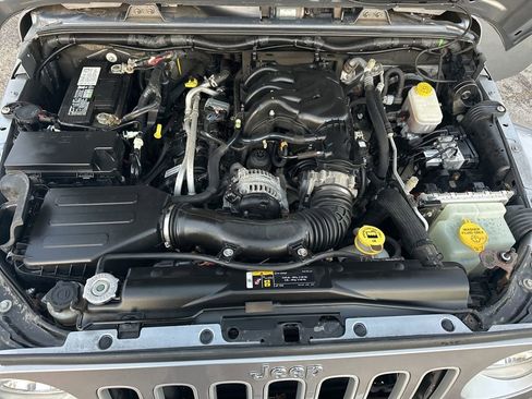 Used 2018 Jeep Wrangler Unlimited Sahara w/ Connectivity Group image 22