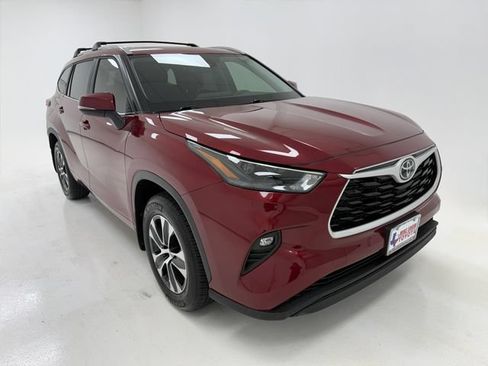 Used 2026 Toyota Highlander XLE AWD/4WD image 2