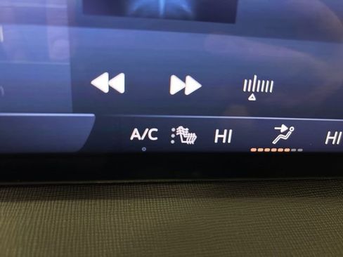 Used 2025 Buick Enclave Preferred image 22