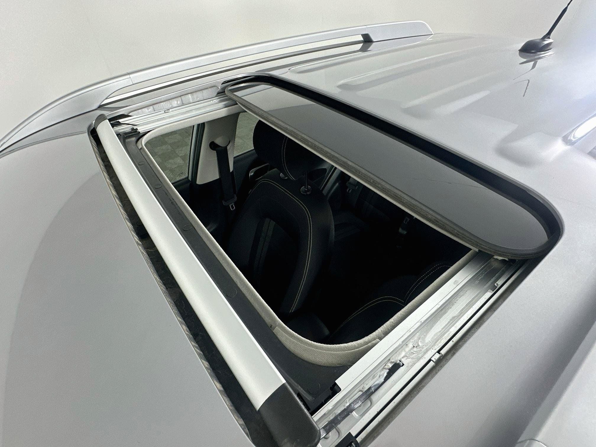 Used 2025 Hyundai Venue SEL FWD image 25