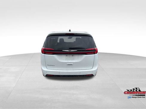 Used 2024 Chrysler Pacifica Touring-L FWD image 9