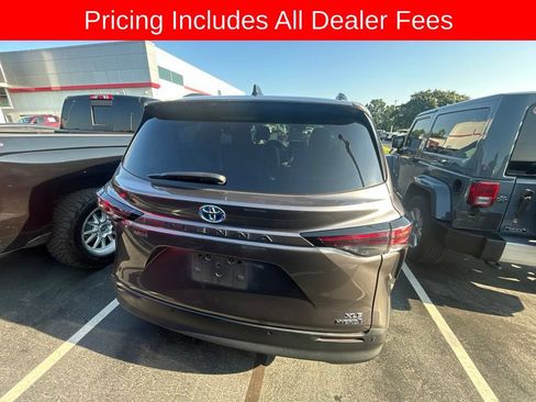 Used 2023 Toyota Sienna XLE w/ XLE Plus Package FWD image 8