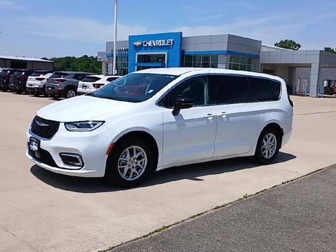 Used 2024 Chrysler Pacifica Touring-L FWD image 4