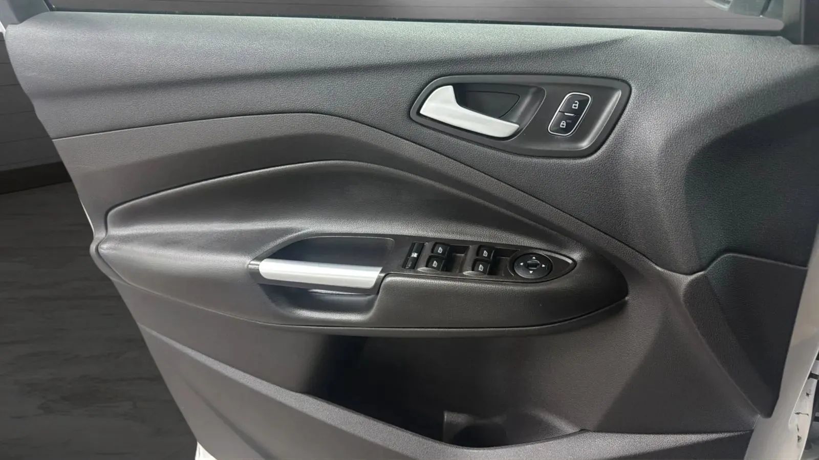 Used 2017 Ford Escape SE FWD image 17