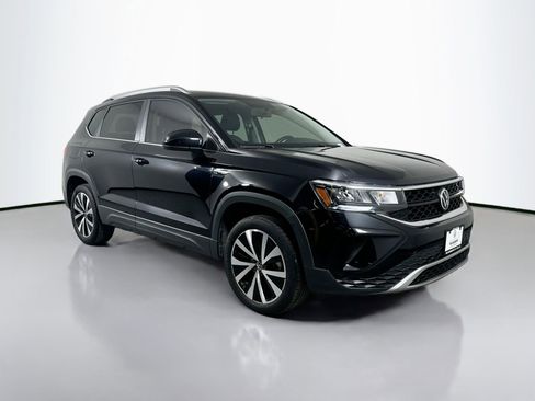 Certified 2022 Volkswagen Taos SE w/ Panoramic Sunroof Package image 3