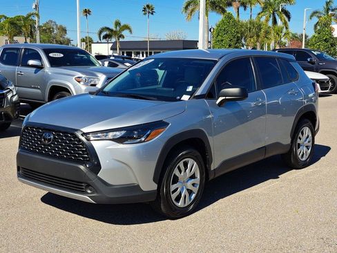 Used 2022 Toyota Corolla Cross L image 2