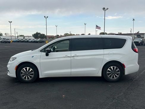 Used 2024 Chrysler Pacifica Limited FWD image 7