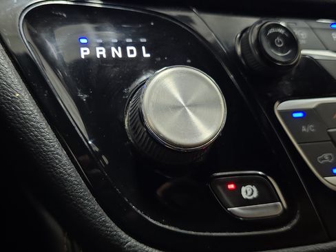 Used 2021 Chrysler Pacifica Pinnacle FWD image 38