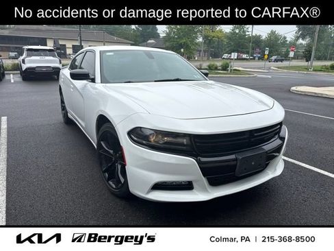 Used 2016 Dodge Charger SE w/ Blacktop Package RWD image 2