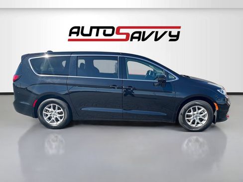 Used 2024 Chrysler Pacifica Touring-L FWD image 8