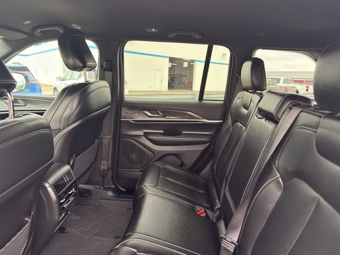 Used 2025 Jeep Grand Cherokee Limited AWD/4WD image 33