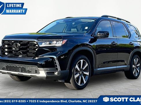 Used 2025 Honda Pilot Touring image 3