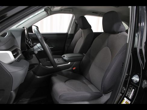 Used 2023 Toyota Highlander LE FWD image 5