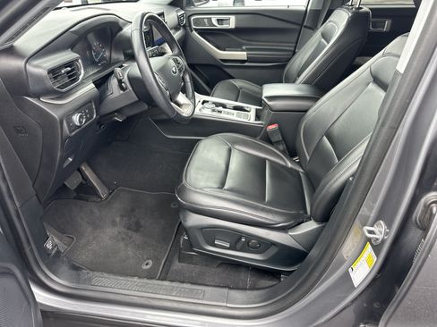 Used 2022 Ford Explorer XLT w/ Equipment Group 202A RWD image 11