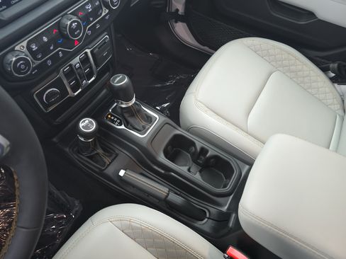 Used 2023 Jeep Gladiator Overland AWD/4WD image 24