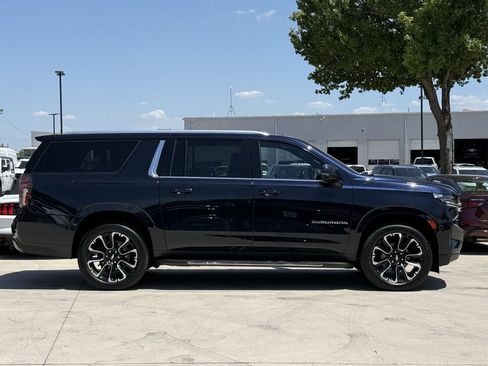 Used 2023 Chevrolet Suburban LT w/ Luxury Package RWD image 3