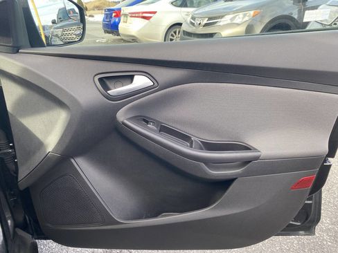 Used 2013 Ford Focus SE w/ SE Winter Pkg image 16