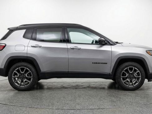 Used 2025 Jeep Compass Trailhawk AWD/4WD image 11