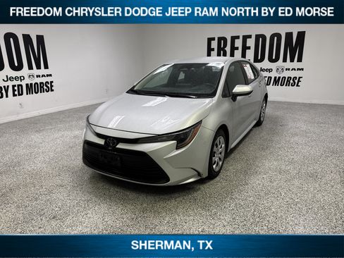 Used 2025 Toyota Corolla LE FWD image 1
