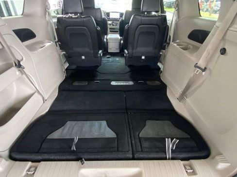 Used 2023 Chrysler Pacifica Touring-L image 27