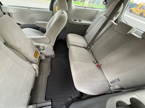 Used 2014 Toyota Sienna LE image 22