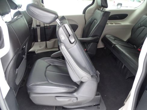 Used 2024 Chrysler Pacifica Select image 33