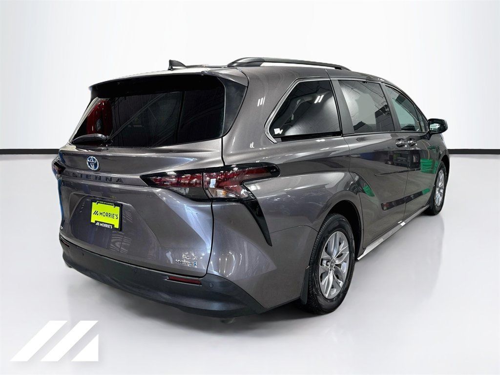 Used 2024 Toyota Sienna XLE AWD/4WD image 5